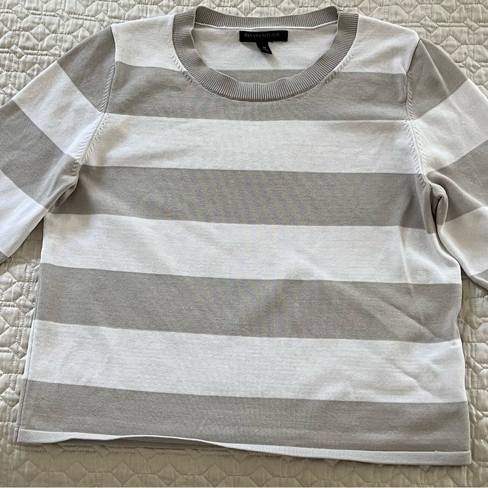 Banana Republic Boxy Gray and White 3/4 Sleeve light sweater